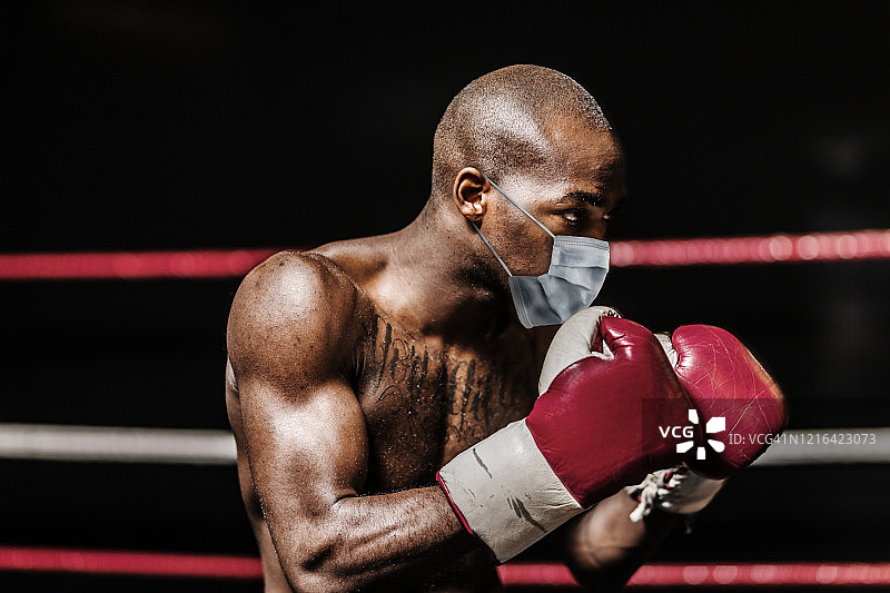 戴着医用口罩和拳击手套的拳击手图片素材