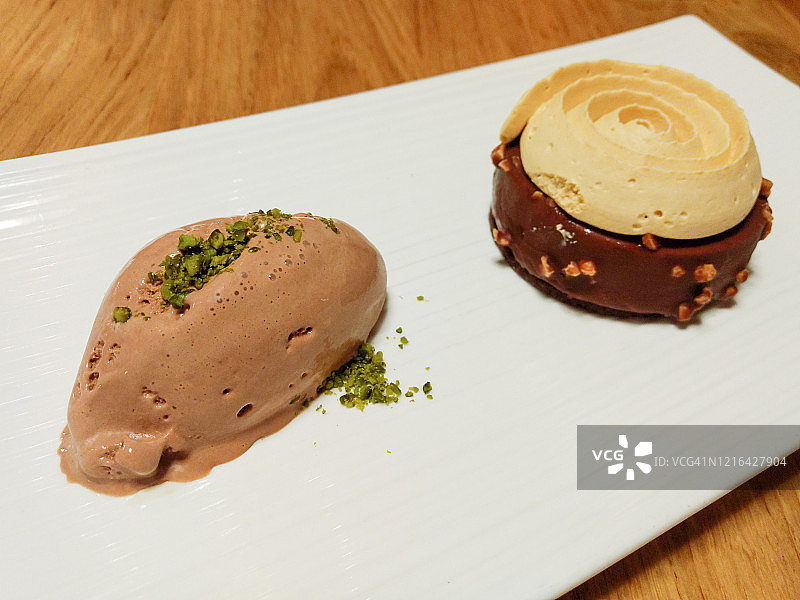 两份巧克力甜点图片素材