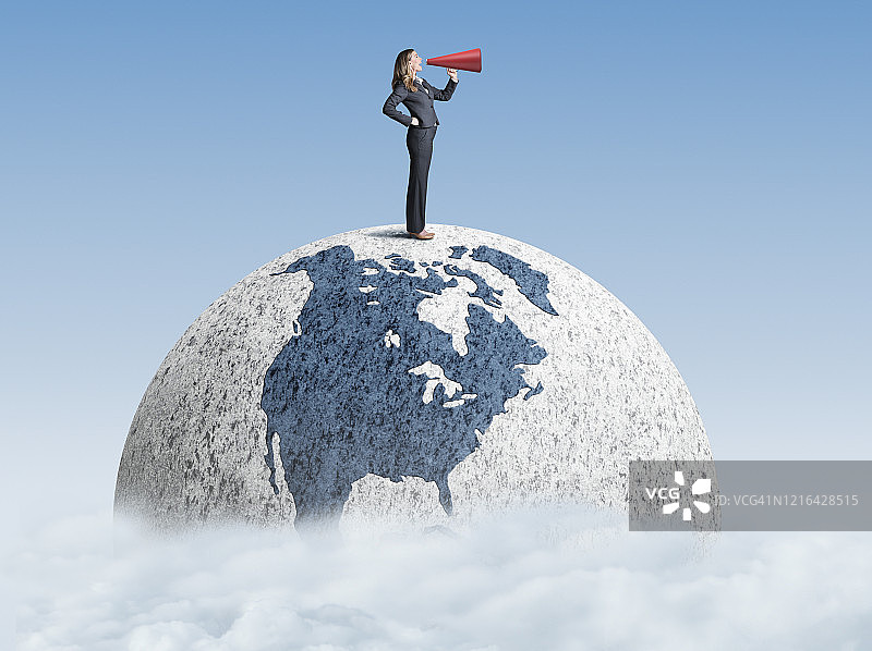站在地球上用扩音器喊话的女商人图片素材