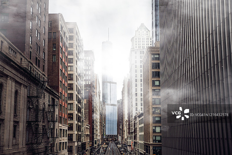 芝加哥街道与地铁列车——建筑物之间的雾气与云彩图片素材