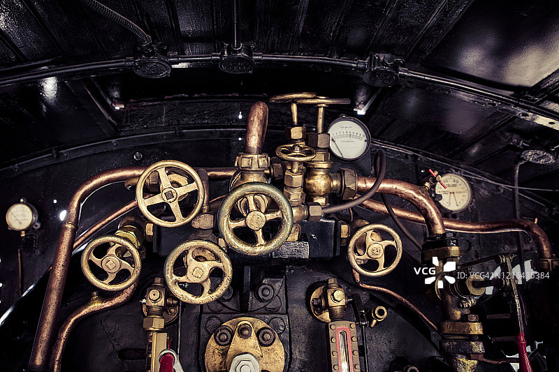 旧蒸汽机的压力表图片素材