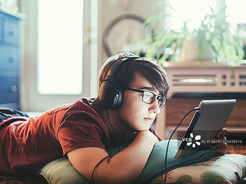 新冠肺炎疫情期间的家庭教育图片素材