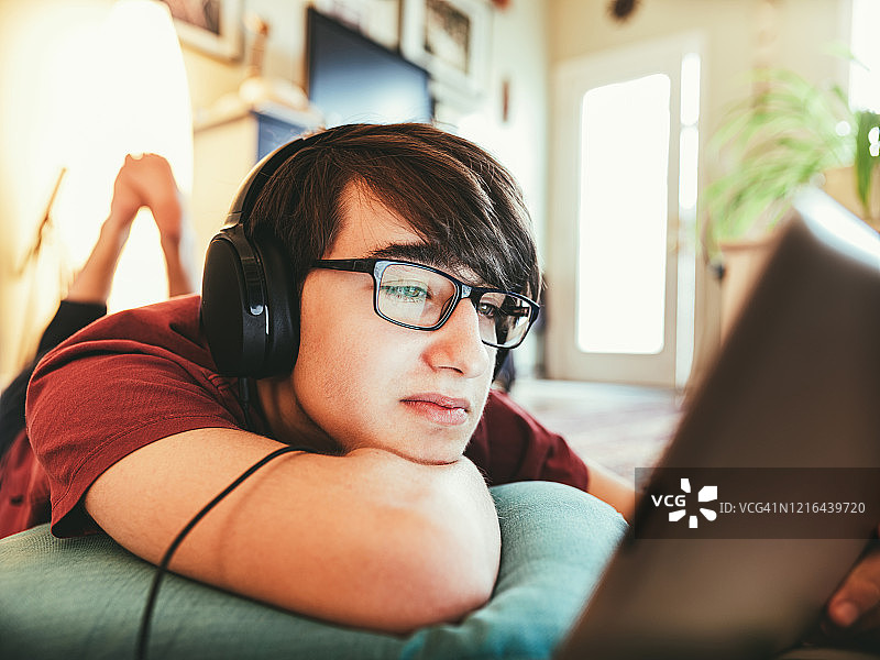 新冠肺炎疫情期间的家庭教育图片素材