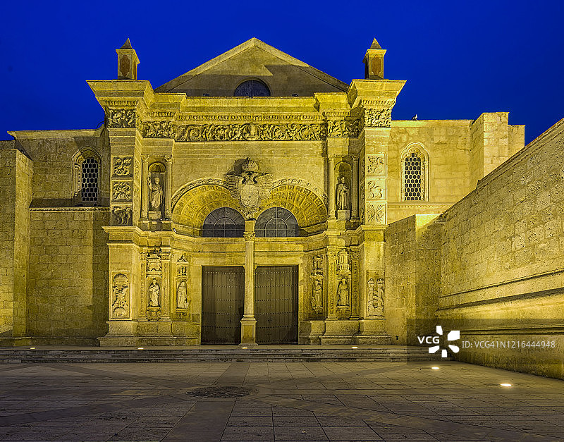 多米尼加共和国圣多明各圣玛丽亚·德拉·恩卡纳西翁大教堂外观（黄昏）图片素材