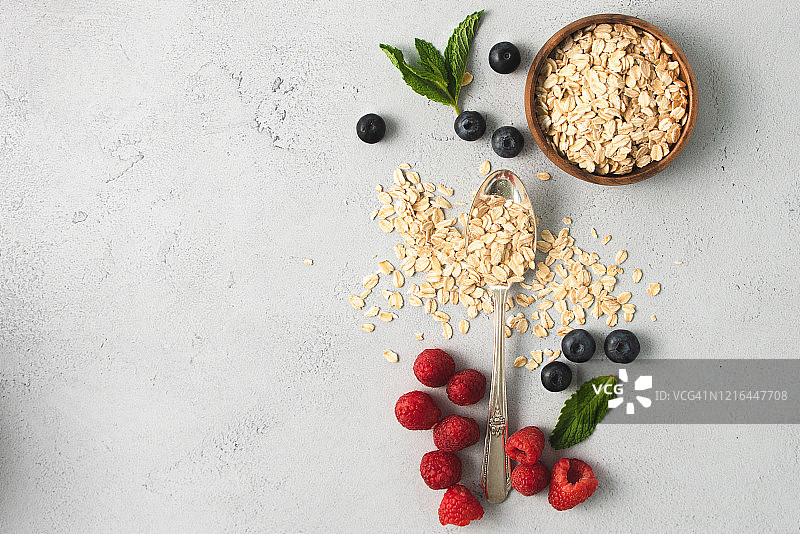 有机浆果、燕麦片和薄荷叶的现代组合图片素材
