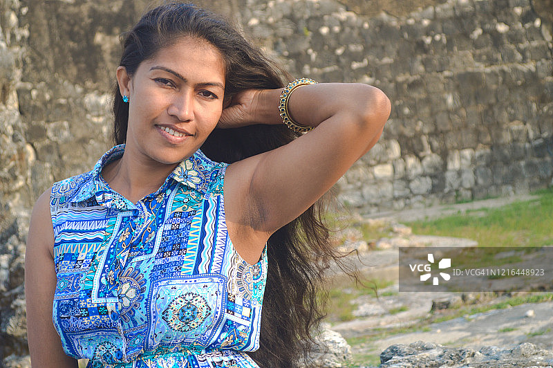 站在贾夫纳堡的快乐女人图片素材
