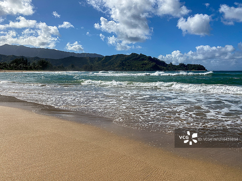 夏威夷的绿色山脉海滩图片素材