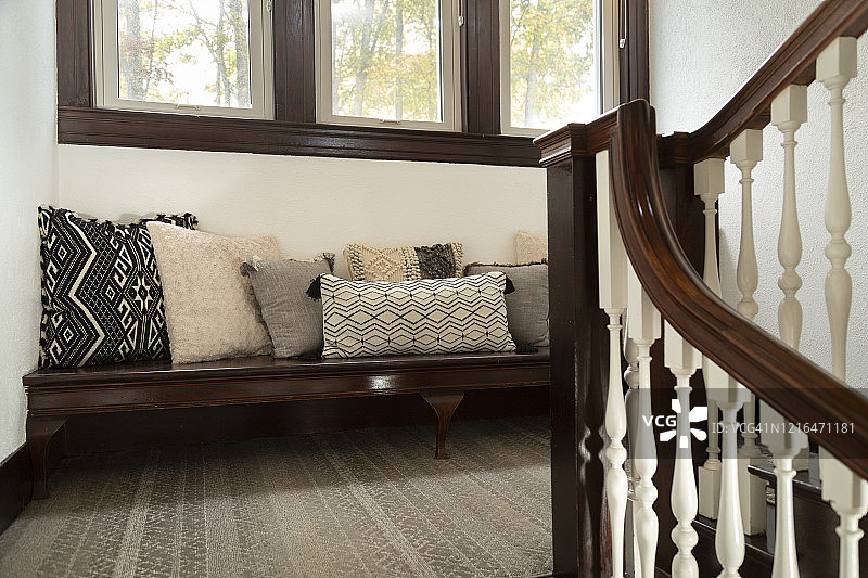 家居室内楼梯与靠垫图片素材