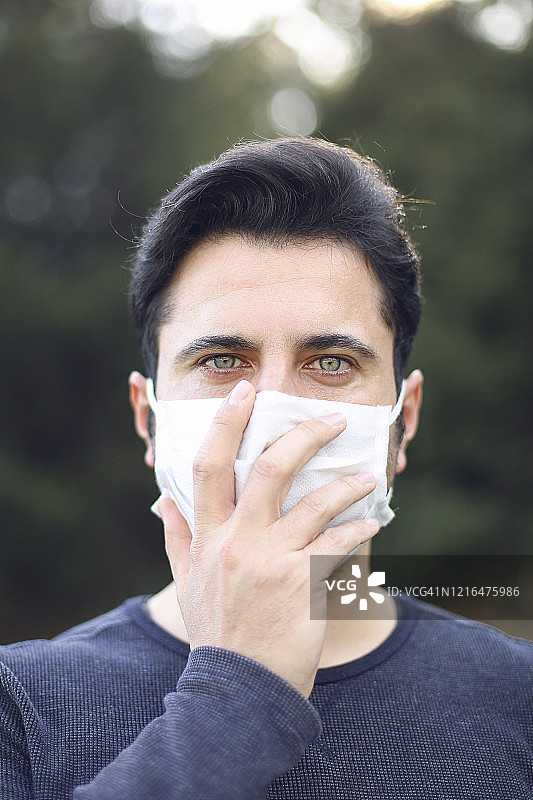 戴着医用口罩的病人，新冠病毒爆发图片素材