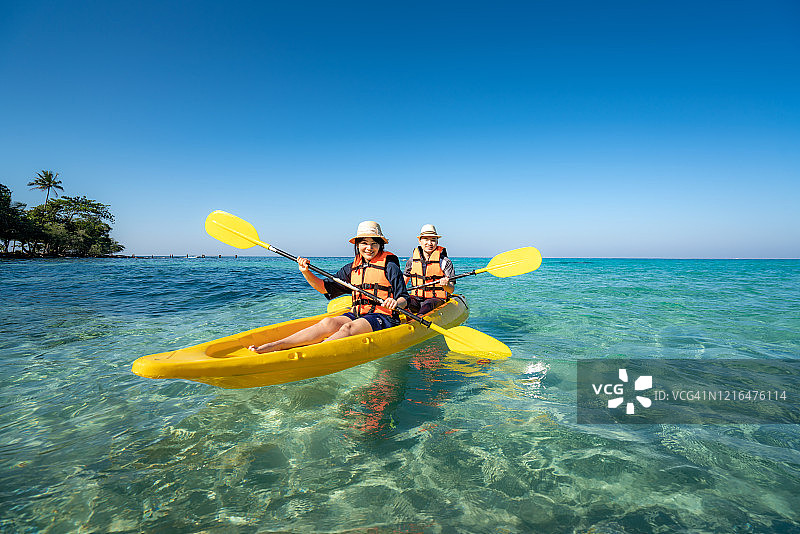 快乐的亚洲夫妇在泰国阁骨岛蓝色泻湖海洋中玩皮划艇。水上旅行探险旅游目的地亚洲，暑假旅行图片素材