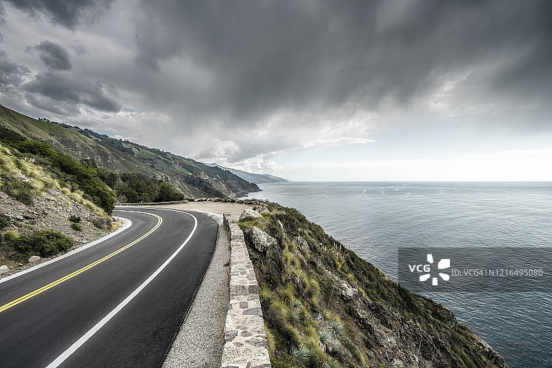 加利福尼亚的空旷山路图片素材