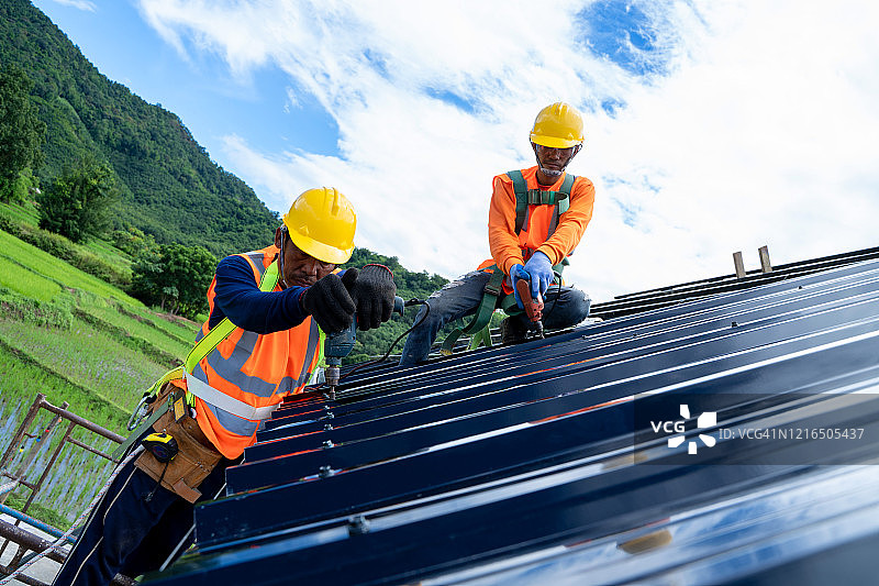 工程师佩戴安全绳安装新屋顶图片素材