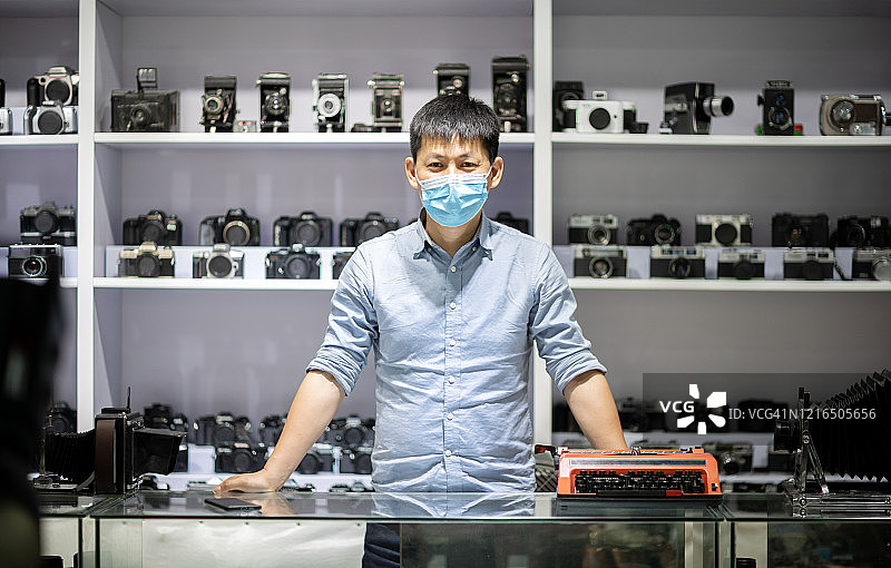 戴口罩的年轻亚洲男子肖像图片素材