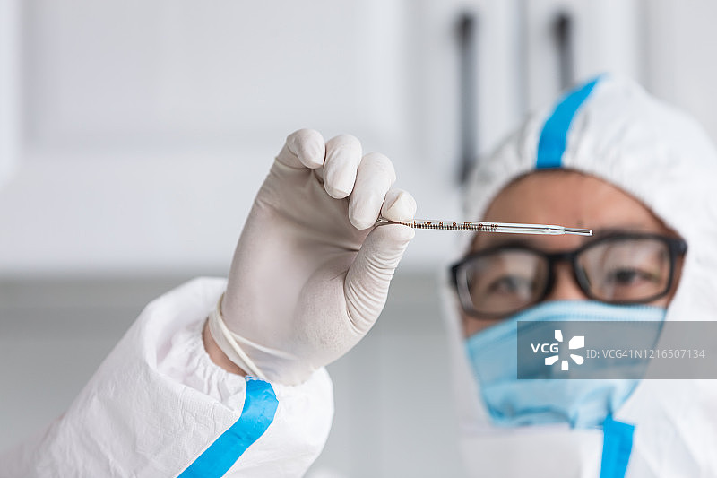 医生手持体温计特写图片素材