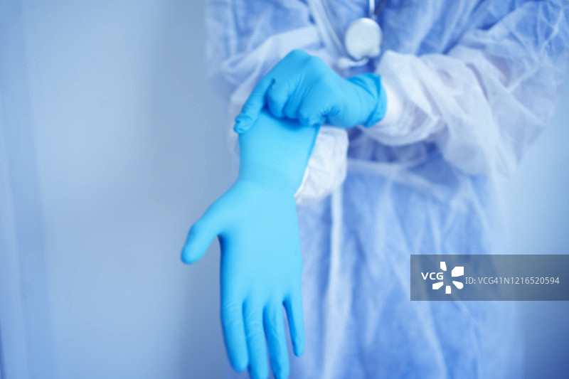 亚洲女医生戴着防护面罩、个人防护装备和外科手套，预防冠状病毒爆发或新冠肺炎，新冠肺炎隔离概念图片素材