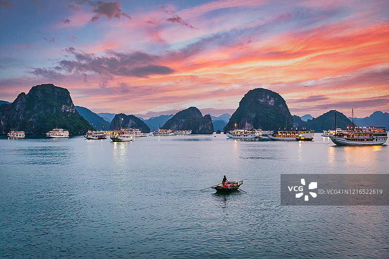越南下龙湾的彩色日落黄昏图片素材
