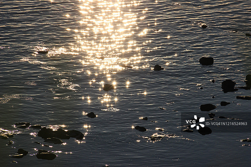 日落时分闪耀的海面图片素材