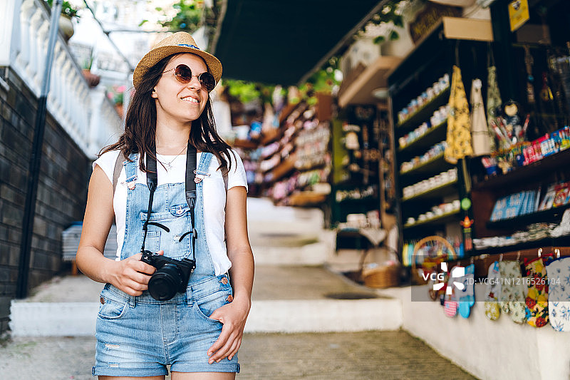 街头市场的女游客图片素材