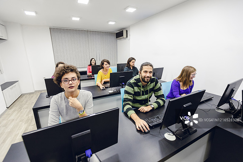 在编程学校的年轻人图片素材