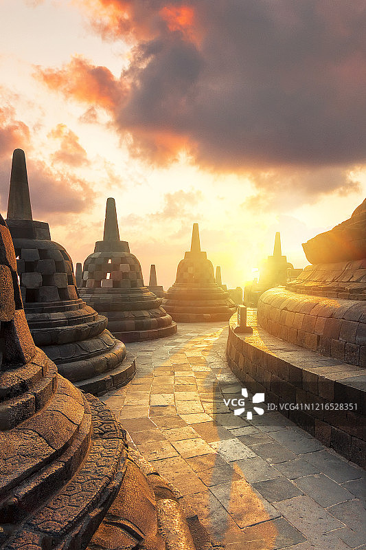 婆罗浮屠日出：印度尼西亚中爪哇的古老佛教寺庙图片素材