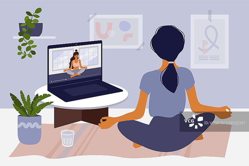 居家概念，女孩在笔记本电脑上看网课并练习瑜伽图片素材