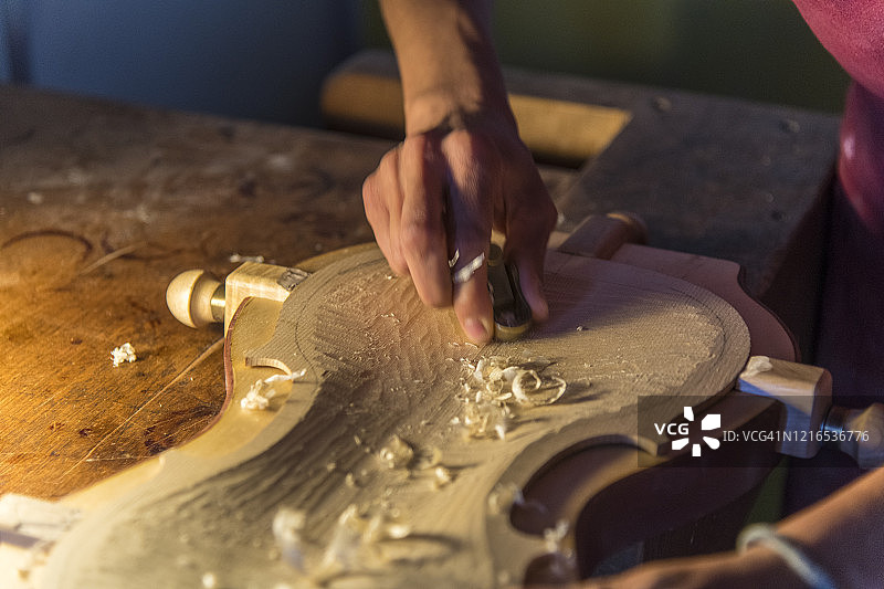 小提琴制作中图片素材