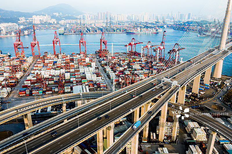 中国香港的公路桥和集装箱货船图片素材