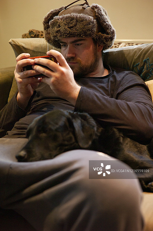 男人和小狗一起放松图片素材