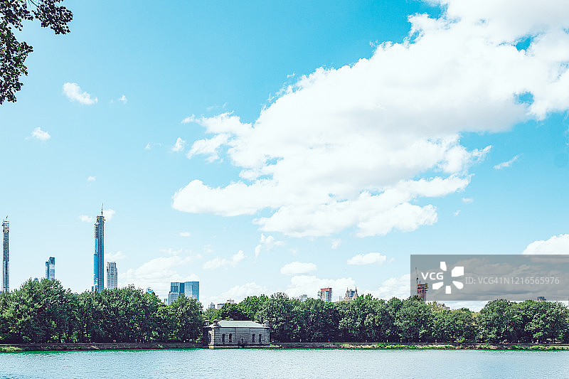 纽约中央公园湖泊与曼哈顿街区远景图片素材