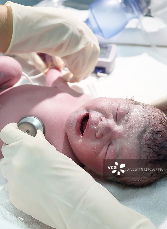 手术室里的新生婴儿图片素材