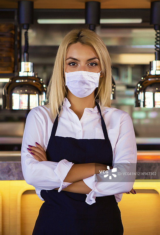 咖啡馆里的女服务员，新冠病毒概念图片素材