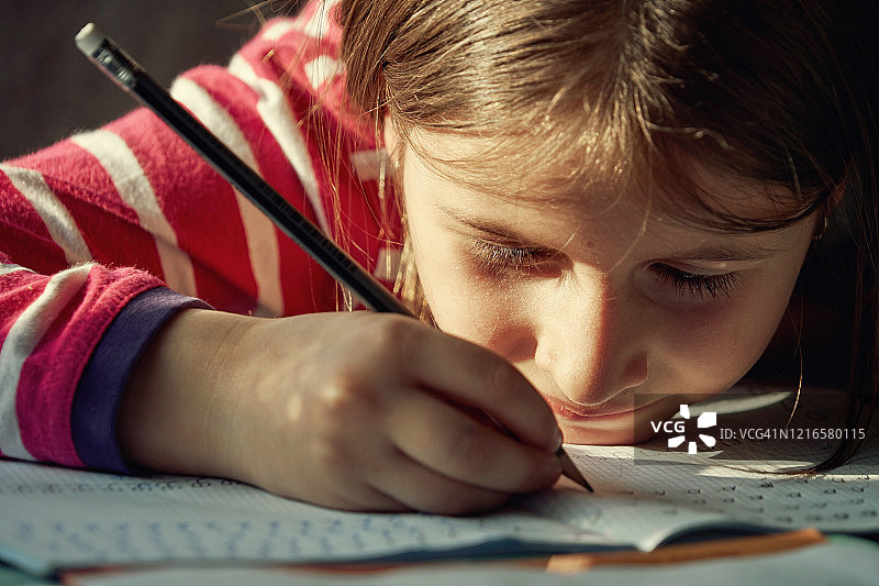 在家教育和远程学习，女孩因冠状病毒2（SARS-CoV-2）在罗马尼亚东欧加速完成作业图片素材