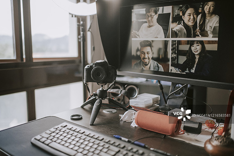 家庭办公室Vlog/在线博客学习场景：电脑、键盘、鼠标、显示器、蓝牙音箱、单反相机和三脚架图片素材