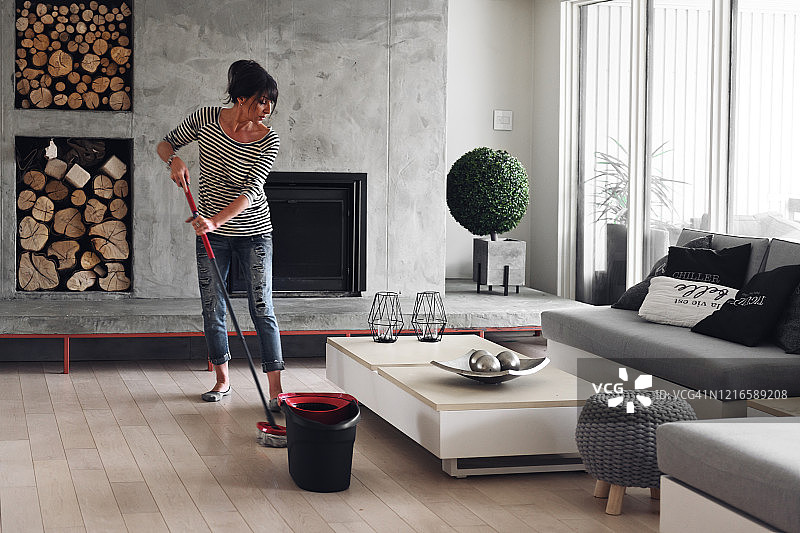 女子清洗地板图片素材