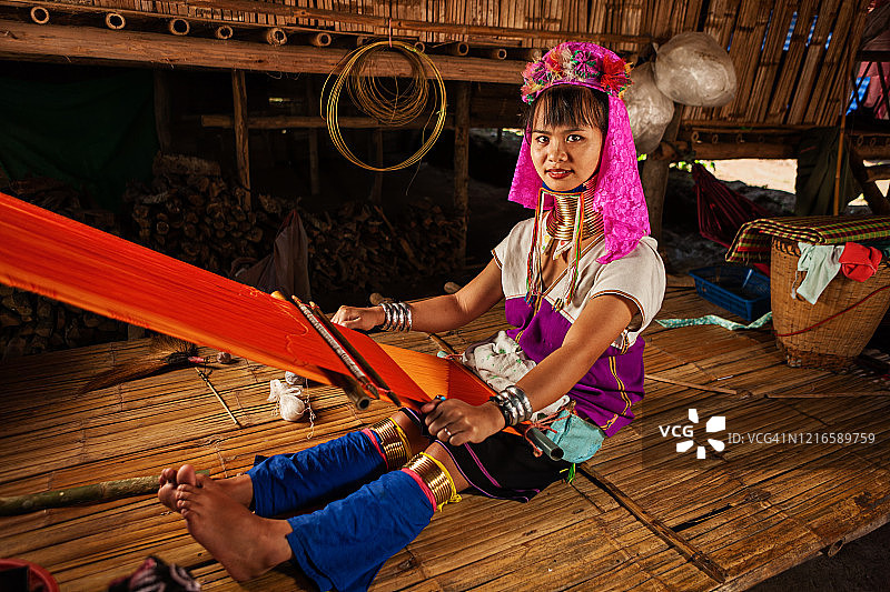 长颈喀伦族妇女编织披肩图片素材