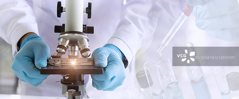 实验室概念：科学家在实验室研究的显微镜特写图片素材