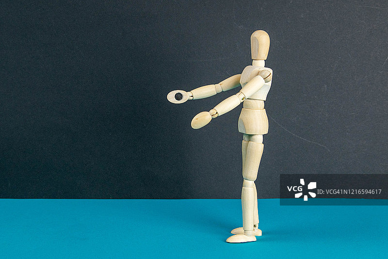 张开双臂想要拥抱的木头人偶：孤独和渴望关怀的概念图片素材