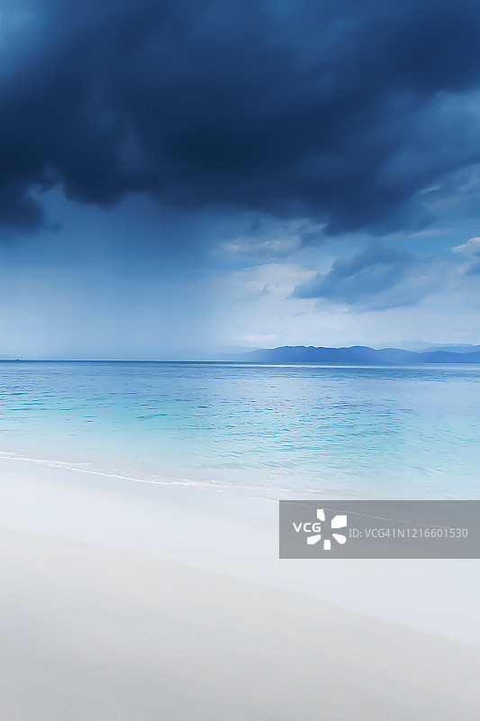 海面上空的戏剧性黑暗风暴云图片素材