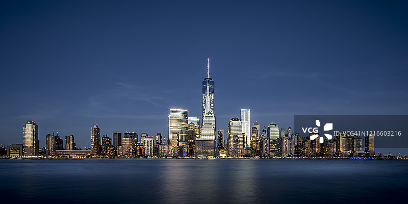 曼哈顿天际线，以日落时期的世界贸易中心一号大楼为特色图片素材