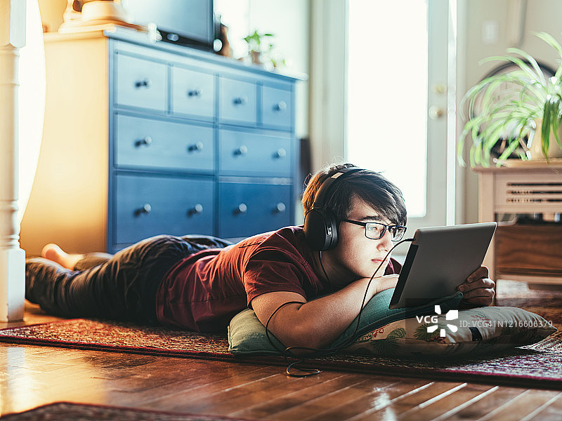 新冠肺炎疫情期间的家庭教育图片素材