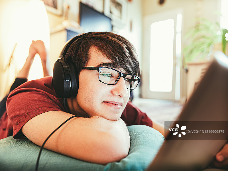 新冠肺炎疫情期间的家庭教育图片素材