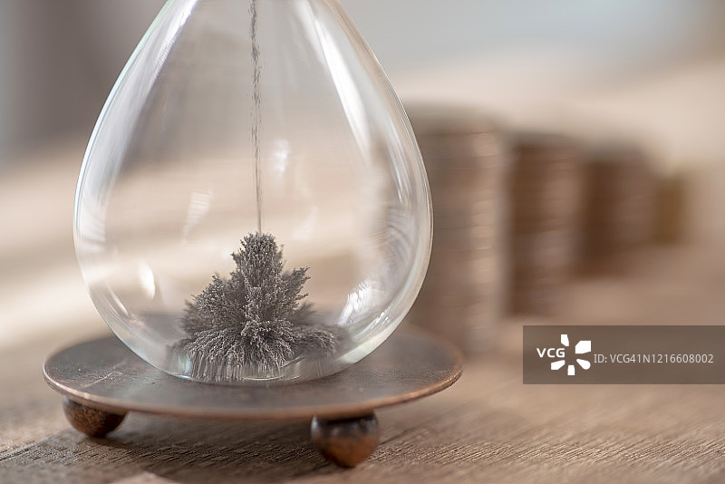 截止日期与时间就是金钱概念：沙漏图片素材