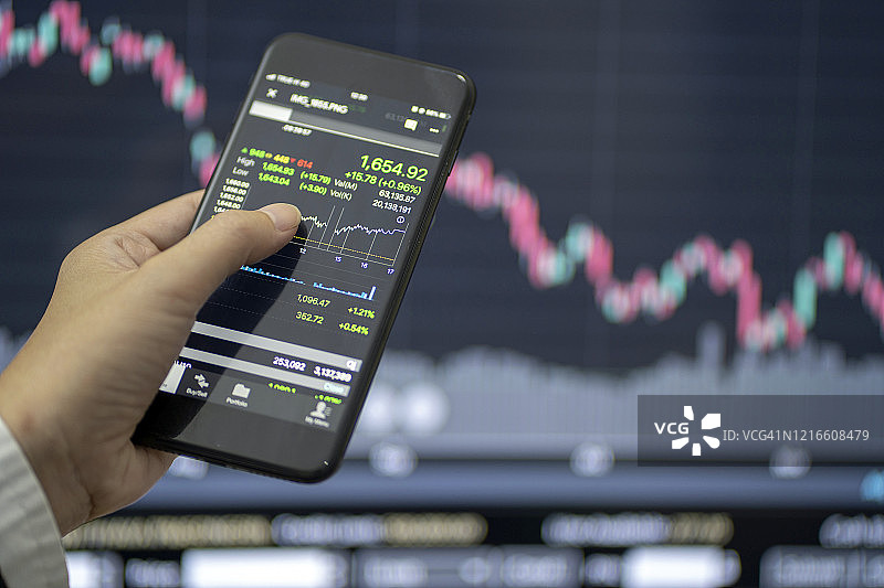 用数字显示器分析市场，聚焦指尖图片素材