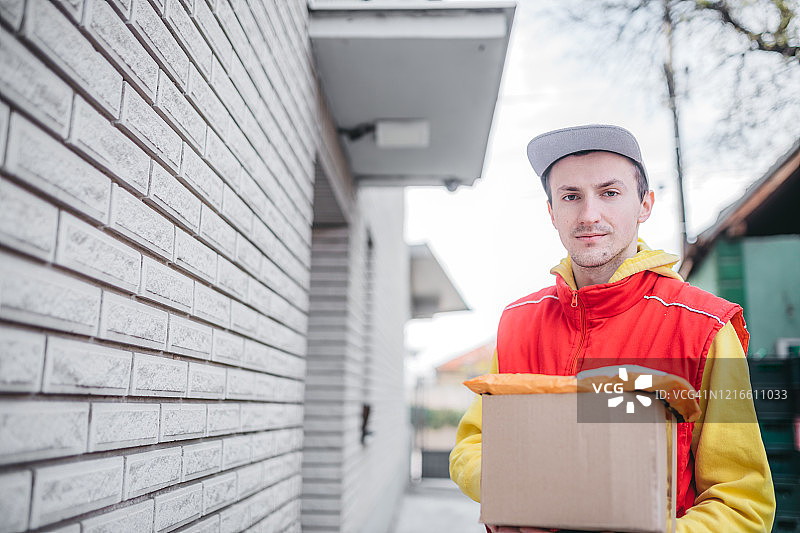 年轻的邮递员肖像图片素材