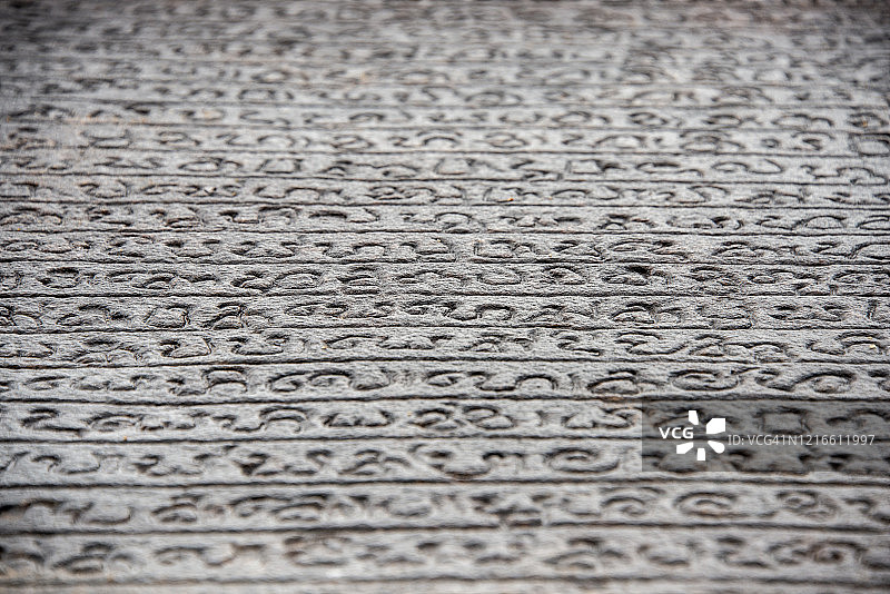 斯里兰卡波隆纳鲁瓦佛寺石板上雕刻的古代僧伽罗文字图片素材