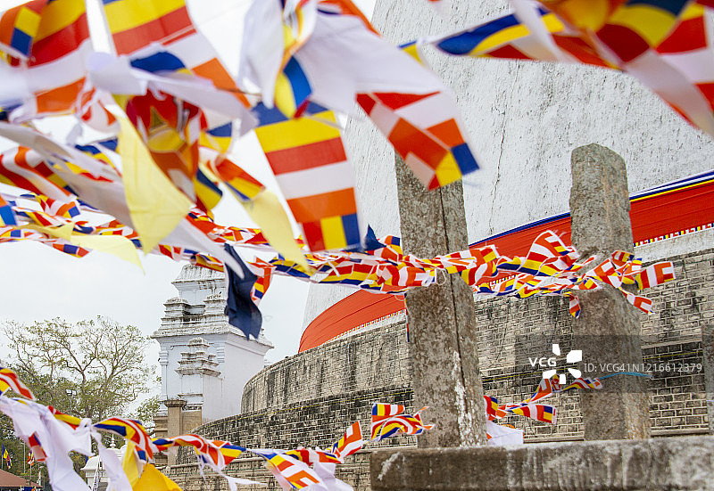 斯里兰卡阿努拉德普勒的鲁万维利萨亚佛塔与彩色旗帜图片素材