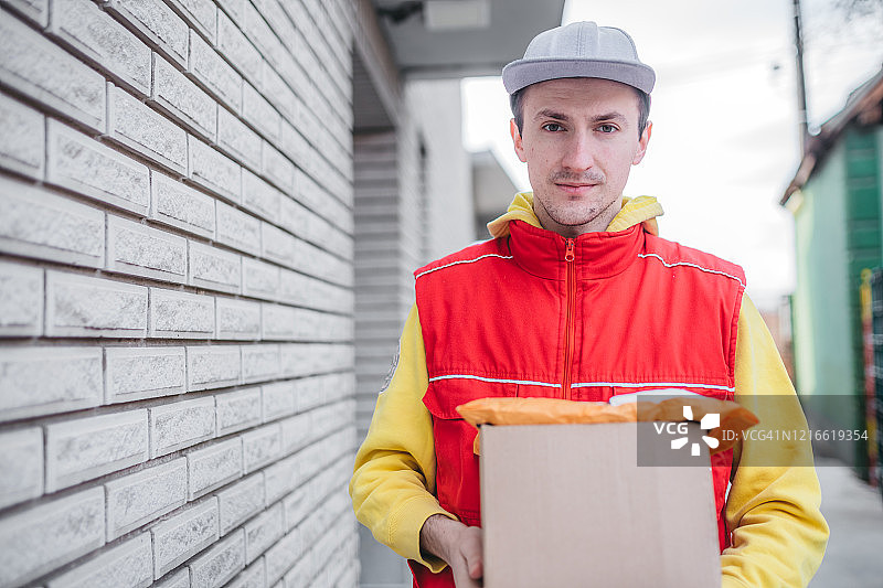 年轻的邮递员肖像图片素材