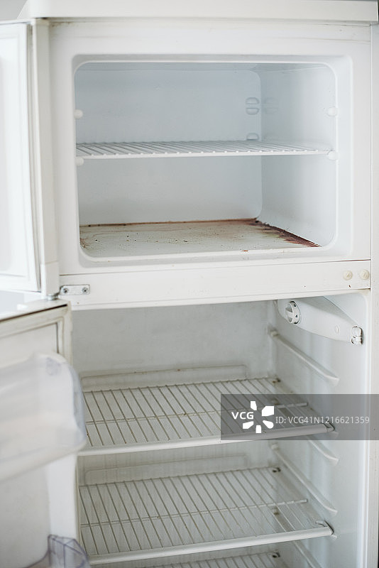 空置脏冰箱的特写图片素材