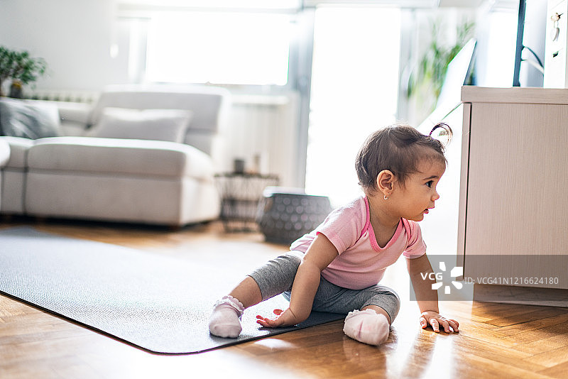 快乐的宝宝正在爬行图片素材