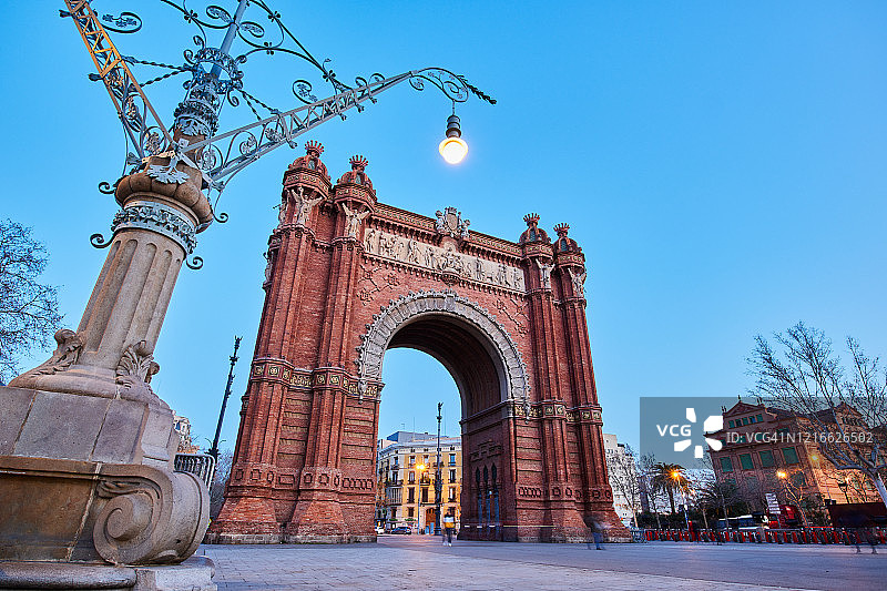 西班牙巴塞罗那黎明时的凯旋门图片素材